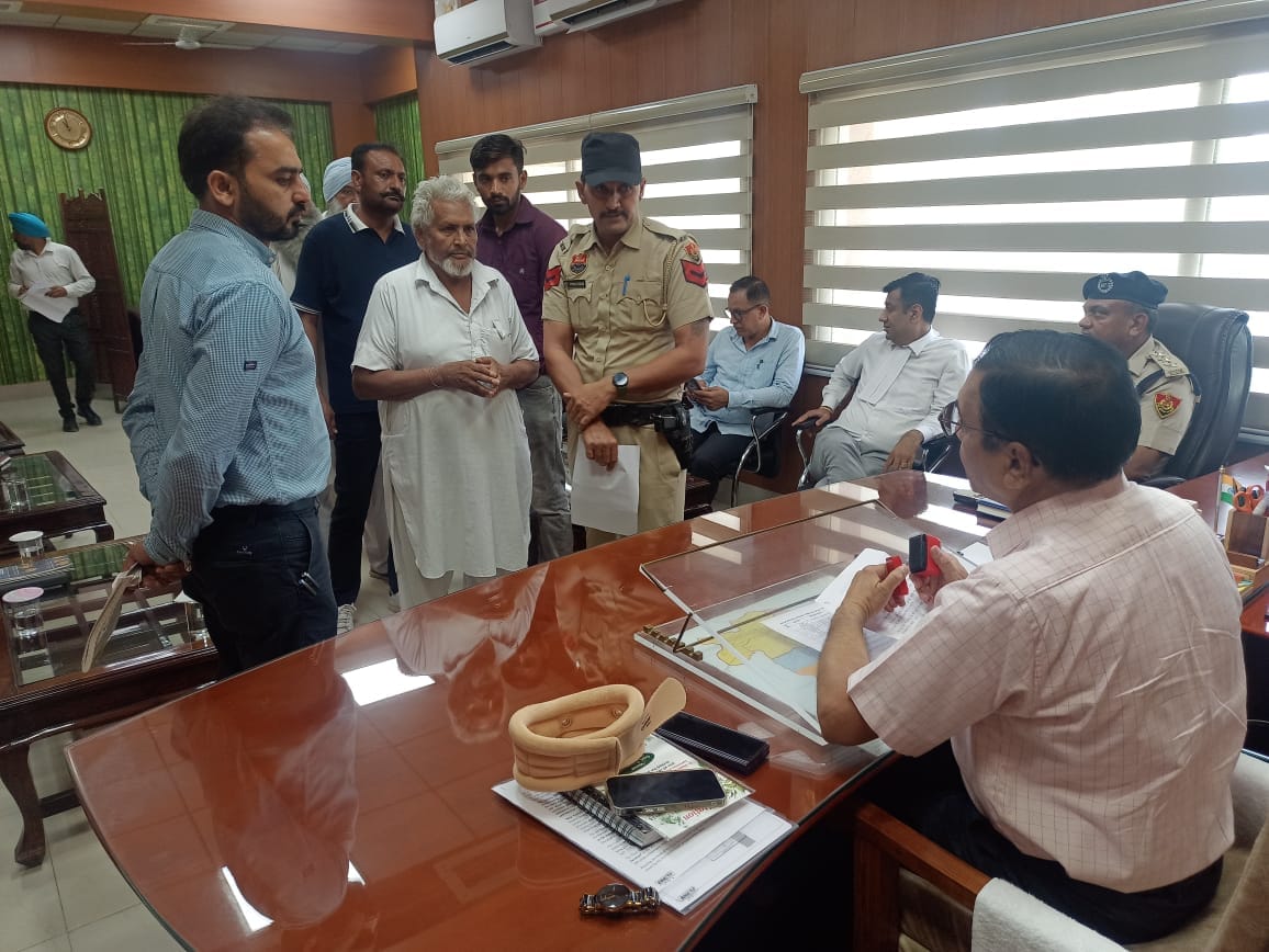 Deputy Commissioner RK Singh heard more than 50 problems in the solution camp.