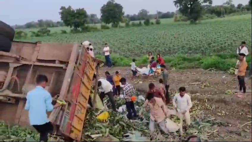 Khandwa: A truck loaded with bananas  looted by villagers