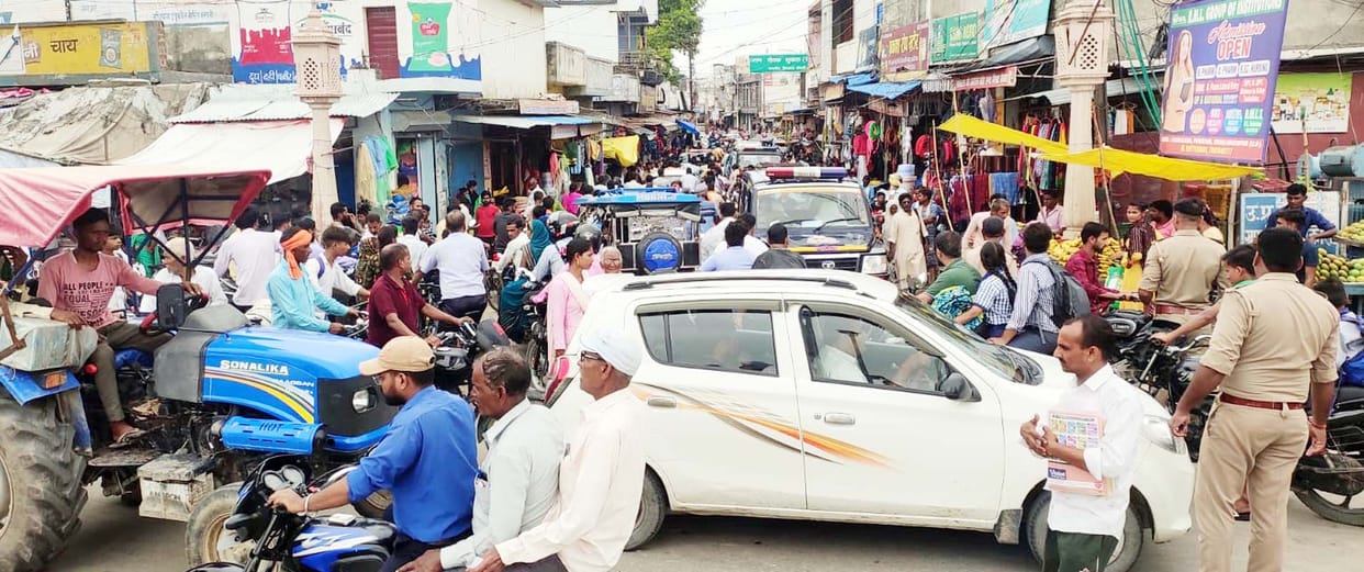 Heavy traffic jam at Rajiv Chowk for one hour