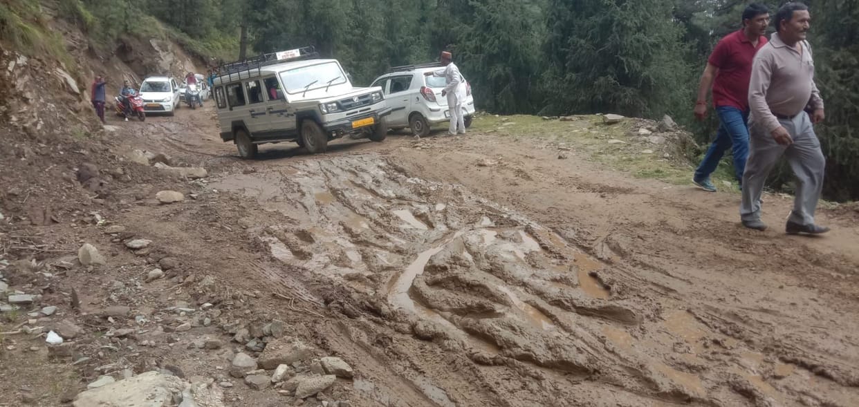 Rural roads closed in Siraj, how will apples and vegetables reach the markets