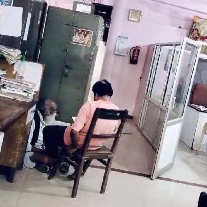 Video of the branch manager getting his feet massaged while on duty in the cooperative bank