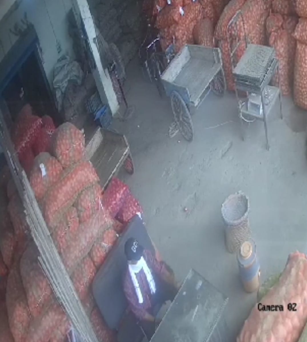 5 lakh 71 thousand rupees were stolen from the shop in 83 seconds