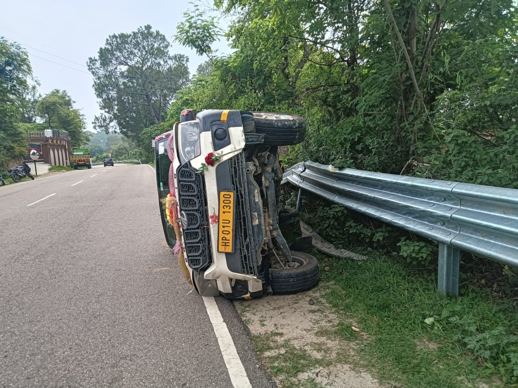 SUV overturned in high tide, passengers narrowly escaped