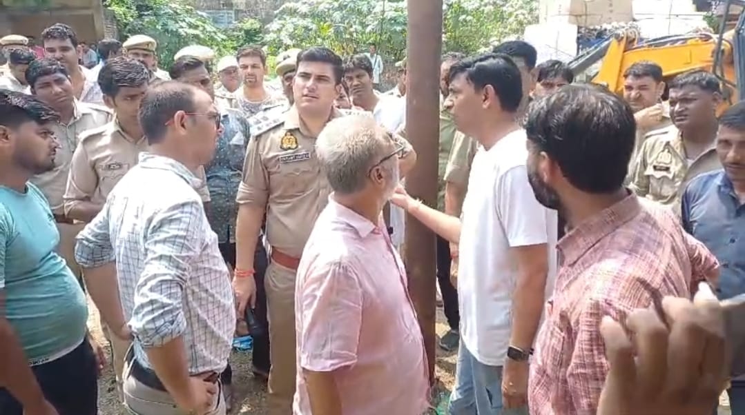 Bulldozer runs on encroachment, heated argument with police lawyers