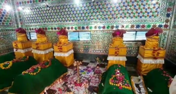 On Guru Purnima, the echo of conch and jhalar is heard at the Dargah of Neemwale Baba