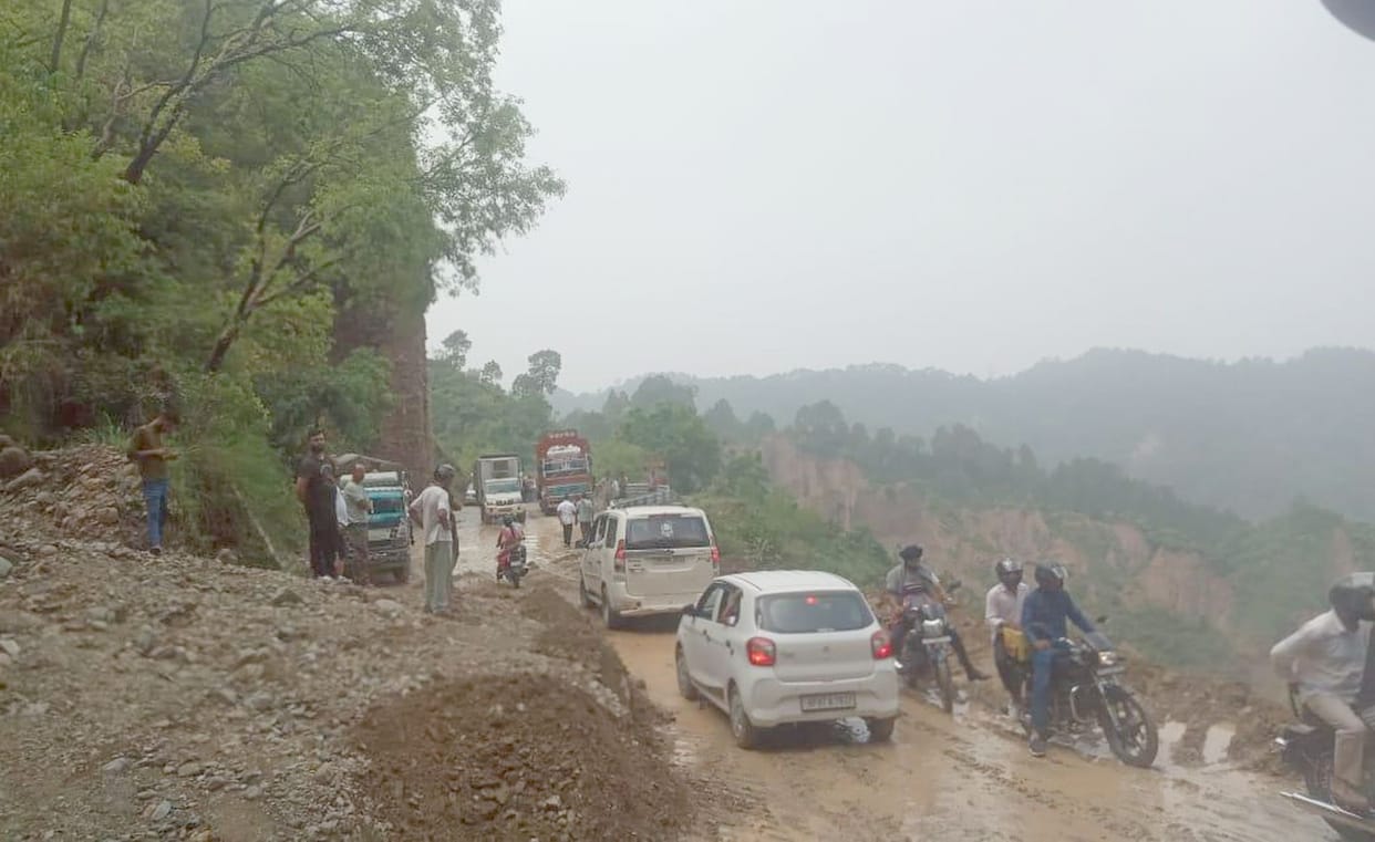 Pathankot-Bharmour highway remained closed for one and a half hours due to landslide