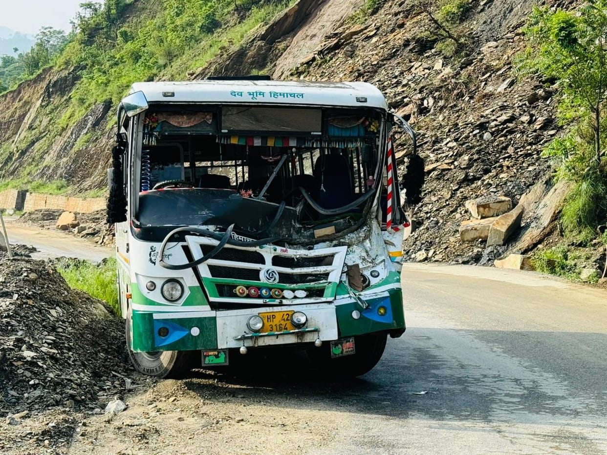 Rock fell on HRTC moving bus in Mandi, three people injured