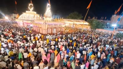 Khandwa: On the occasion of Guru Purnima, Maha Aarti was performed at Shri Dadaji Dham