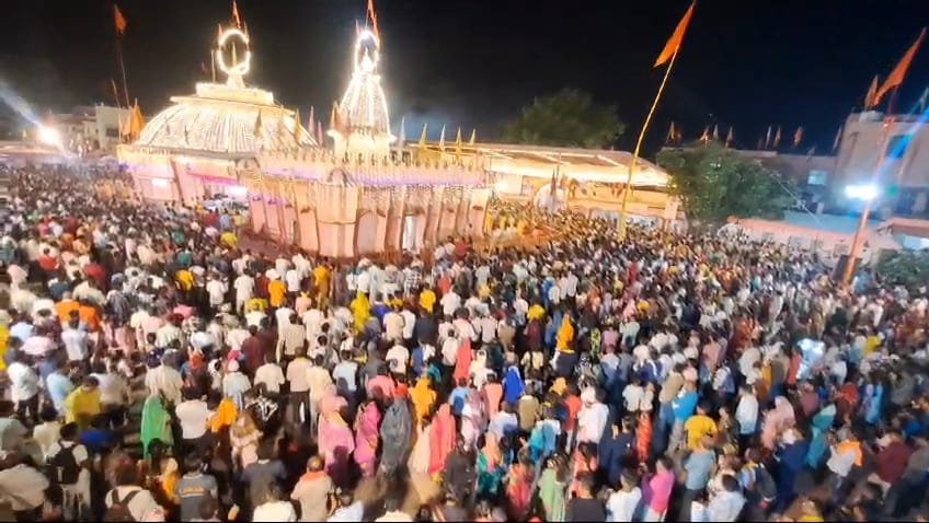 गुरु पूर्णिमा पर्व पर श्री दादाजी धाम में हुई महा आरती