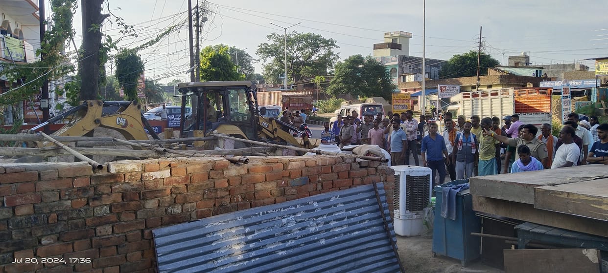 The administration demolished the encroachment on public works land by using bulldozers.