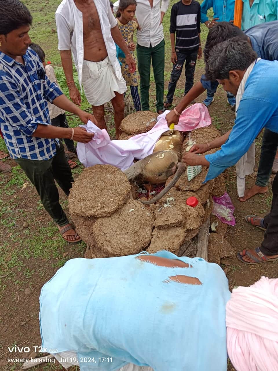 मृत बंदर का ग्रामीणों ने हिंदू रीति रिवाज से किया अंतिम संस्कार