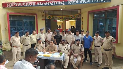 Khargone: पहले पिलाई शराब फिर पत्थरों से सिर कुचलकर नहर में फेंका, पुलिस ने किया अंधे कत्ल का खुलासा Khargone: First made him drink alcohol, then crushed his head with stones and threw it in the canal