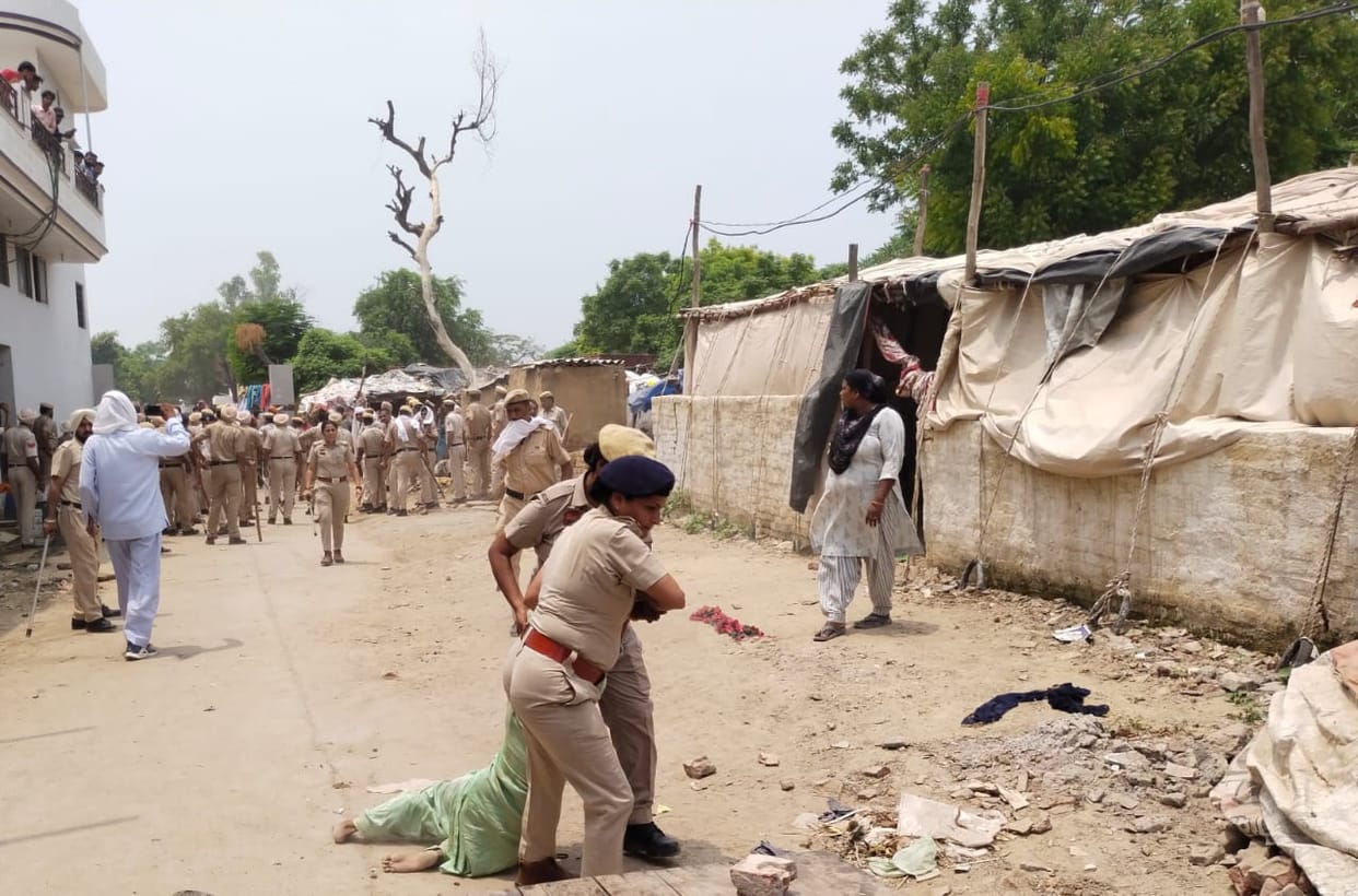 Stones were pelted at the administration team that arrived to remove the encroachment. Police broke the glass of the bus... Women stopped the JCB.