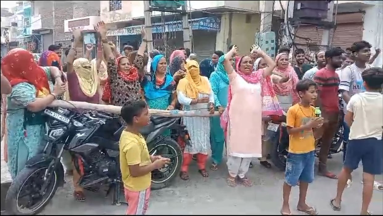People of the city troubled by power cut created a jam