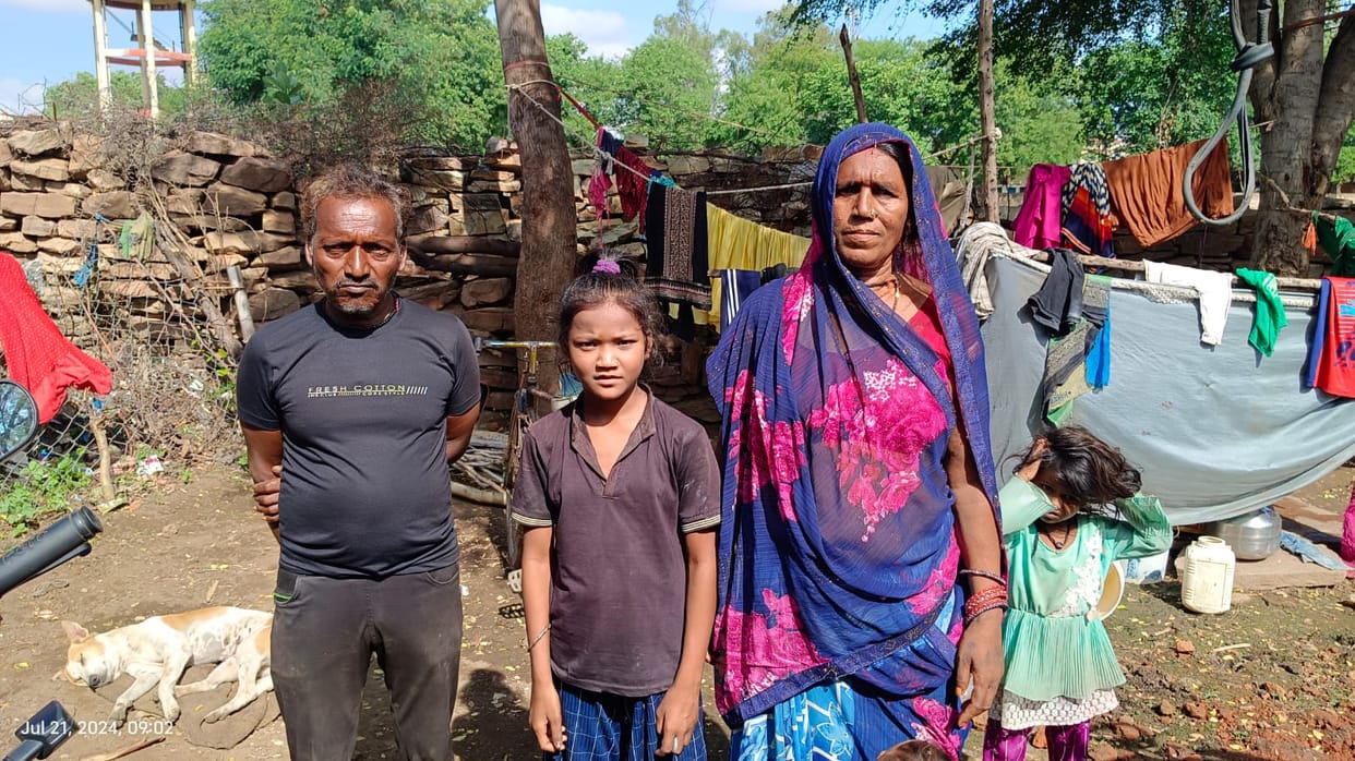 Damoh Tribal couple gave love like parents to innocent child separated from family