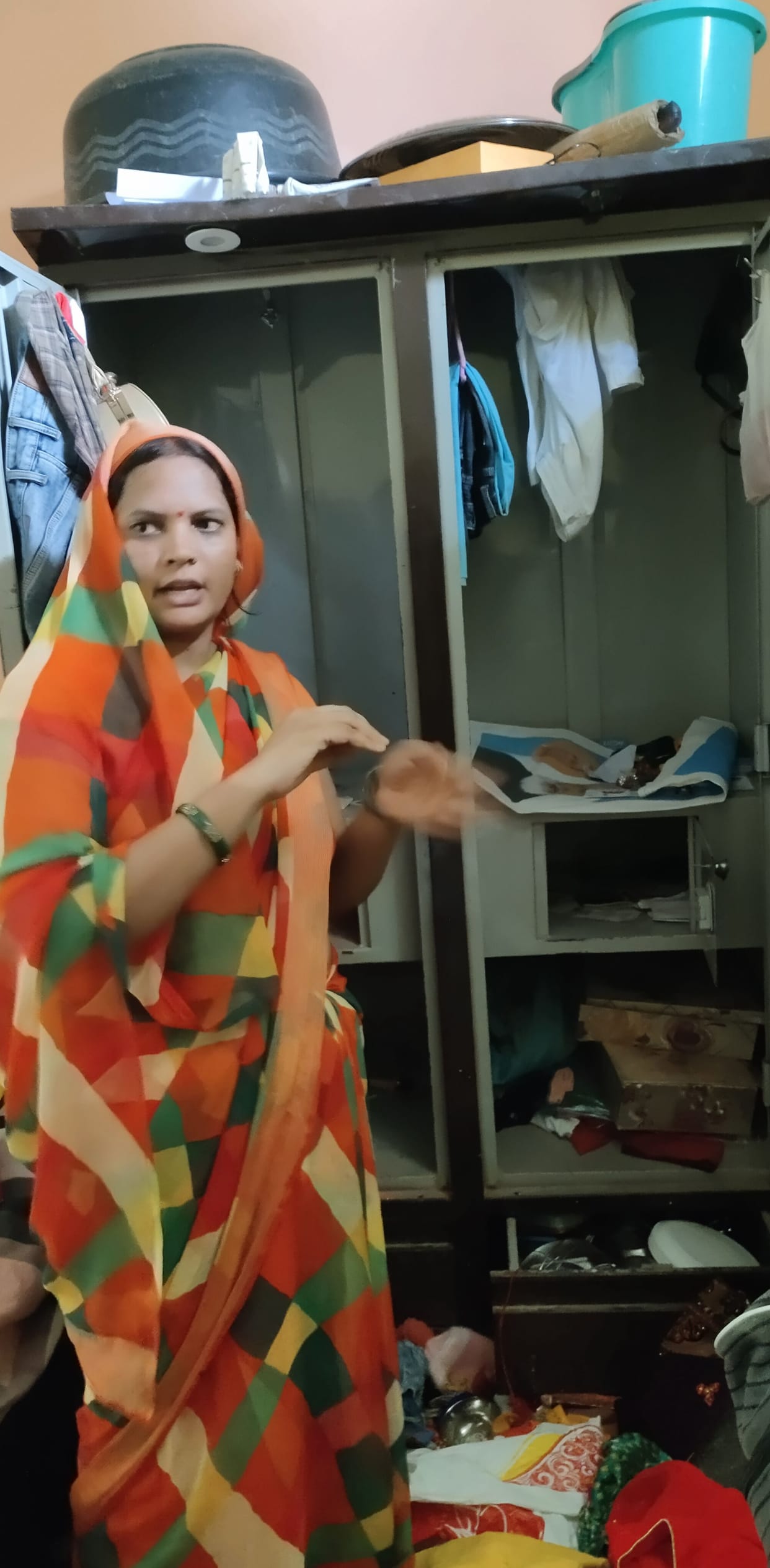 The miscreants took away the jewelery and cash by pressing the woman's mouth.