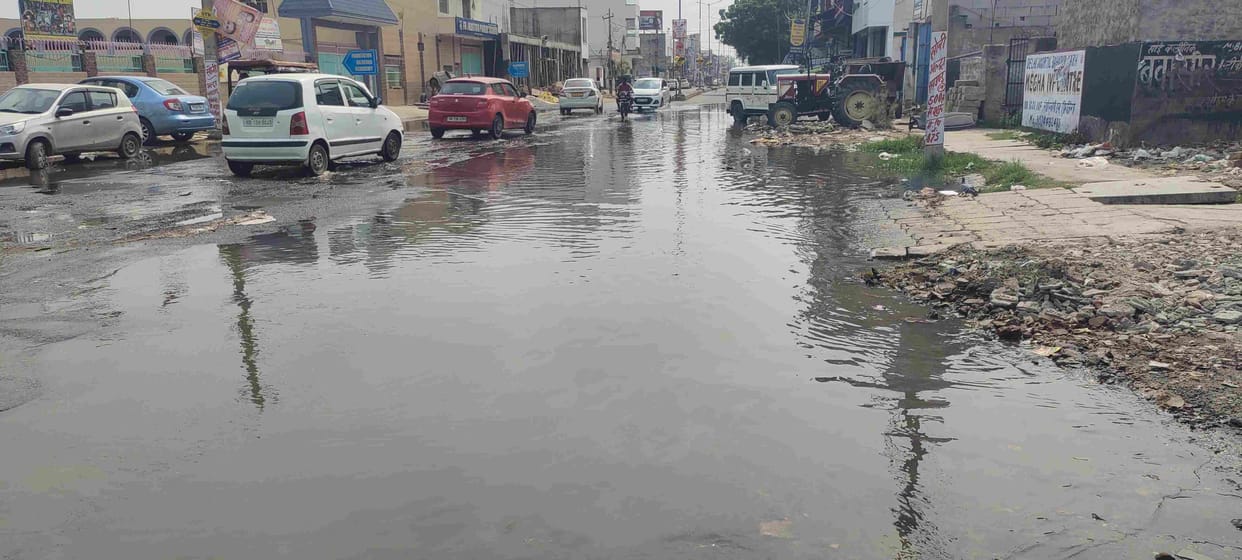 Due to blocked drain on Jhajjar Road, dirty water spread on the road, causing problems in traffic.