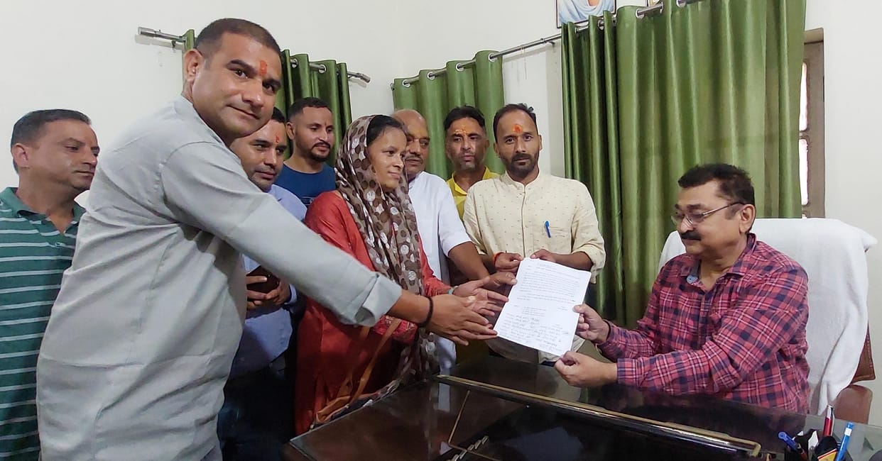 Demonstration in Tehsil to give full base status to the hospital