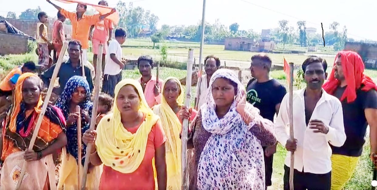 Attempt to occupy the land of Maharishi Valmiki temple, people reached the police station with brooms and sticks