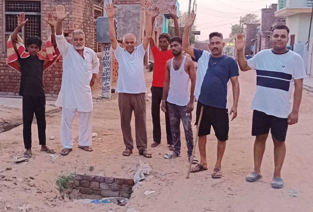 Villagers protest against open manhole in Umravat