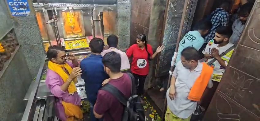 ओंकारेश्वर मंदिर में सुबह से ही लगी भक्तों की भारी भीड़