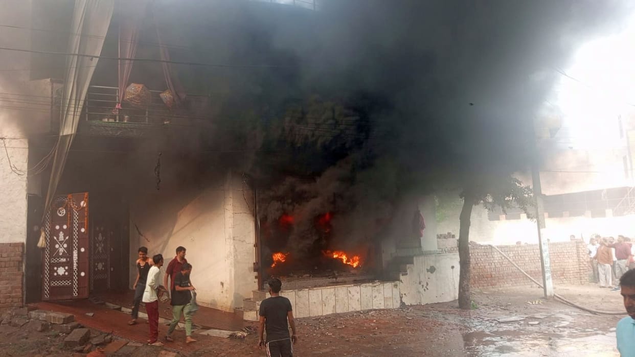 Fire broke out in the warehouse built in the house of a readymade garment trader, loss worth lakhs