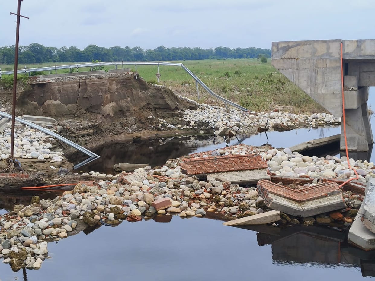 The approach road to the bridge was washed away in the flood, pedestrians were troubled due to traffic stoppage