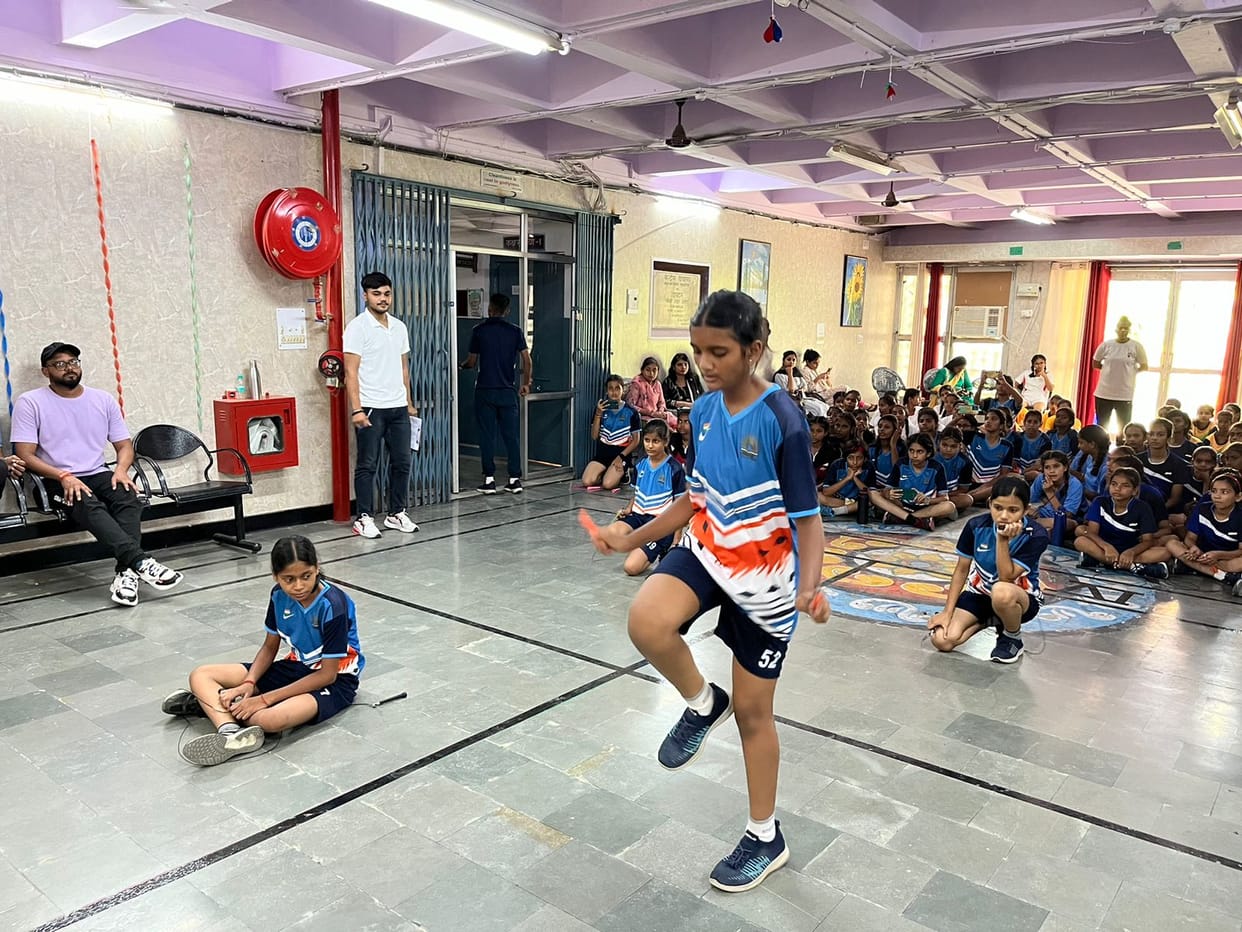 Students showed their talent in the rope jumping competition in KV 2