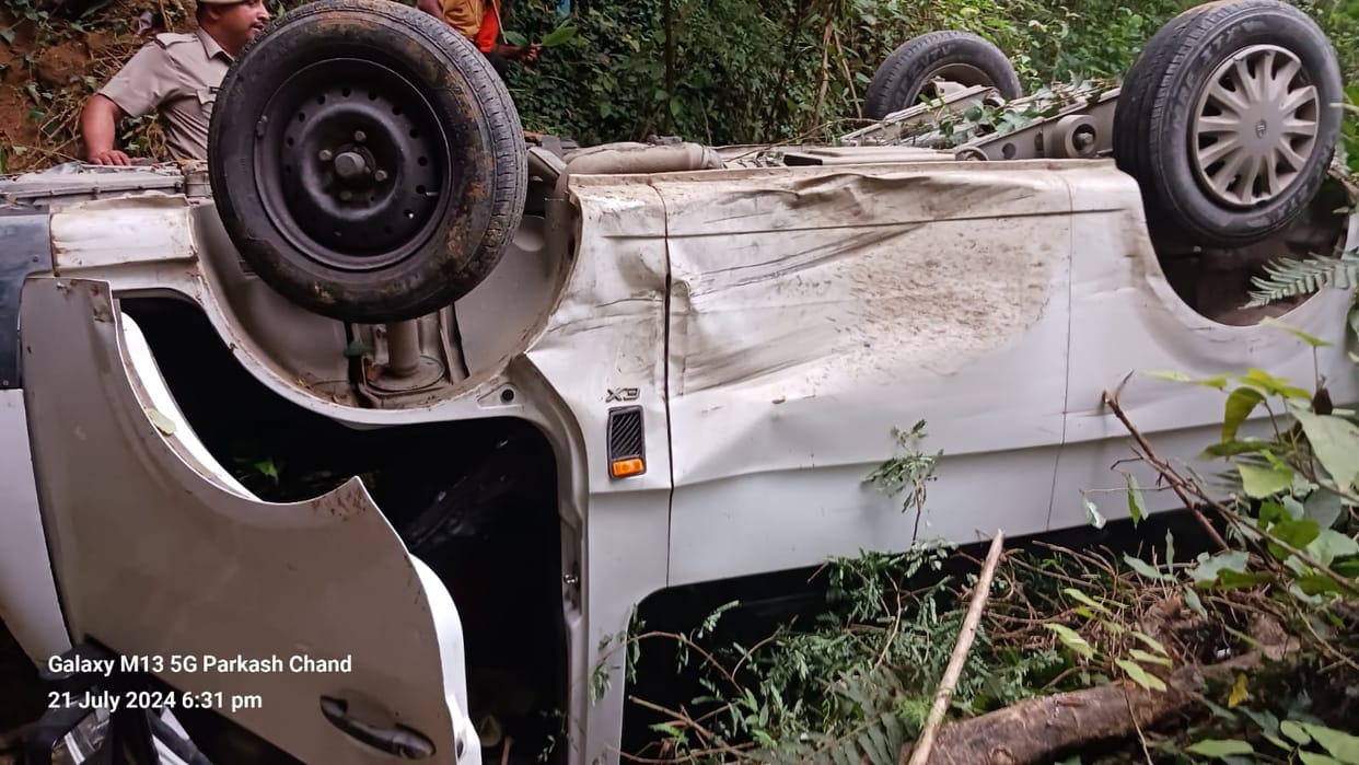 Car falls into drain from Chobu bridge, seven people of a family injured