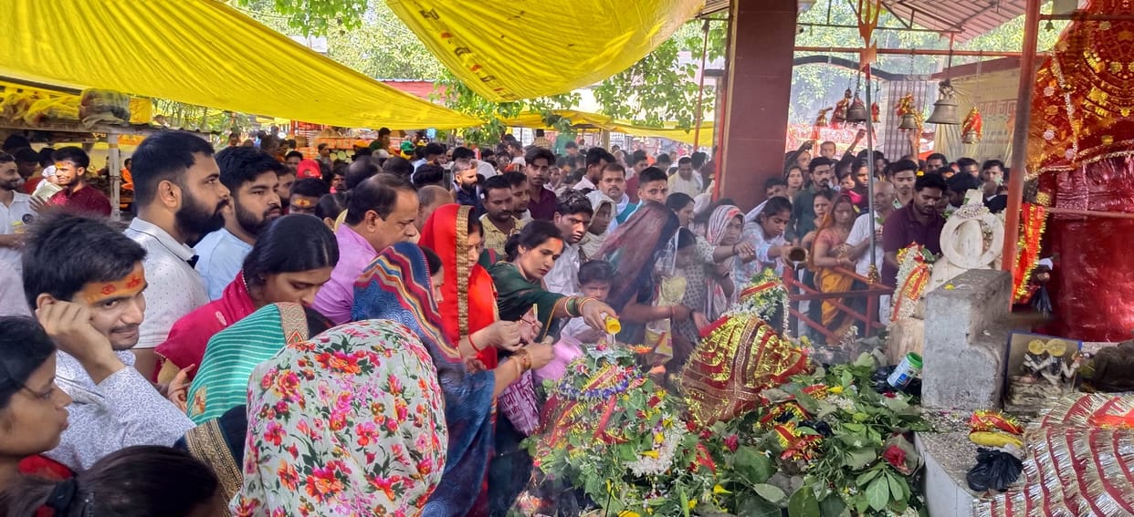 Chants of Har Har Mahadev echoed in the pagodas.