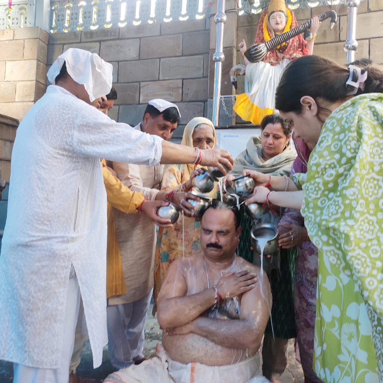 Devotees took blessings of Guru by performing Jalabhishek