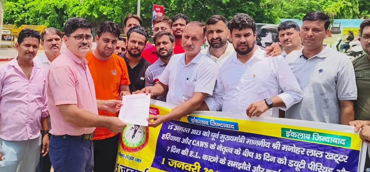 Clerks protested against the arrest of employees