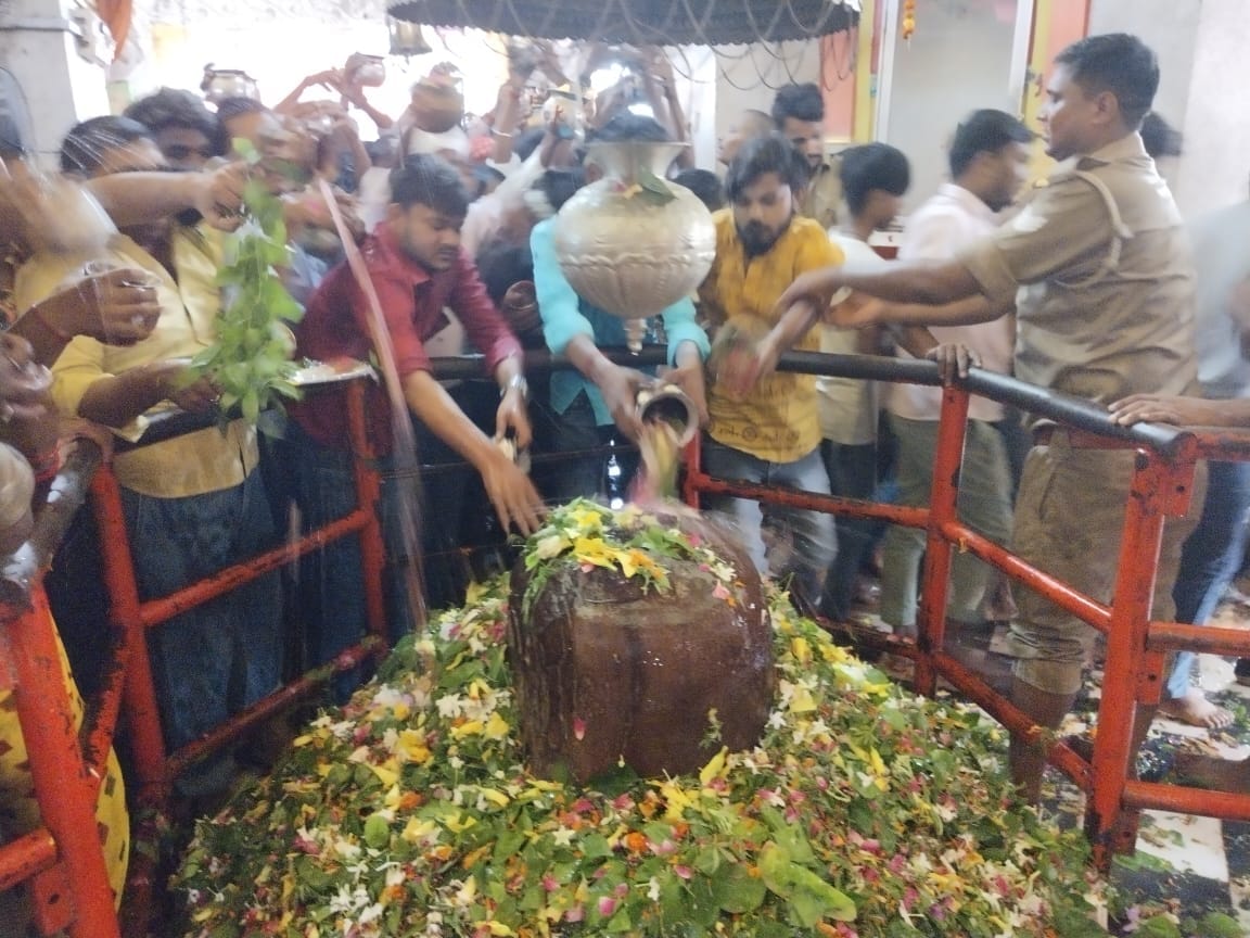 Har-Har Mahadev echoed in the Shiva temples on the first Monday of Sawan.