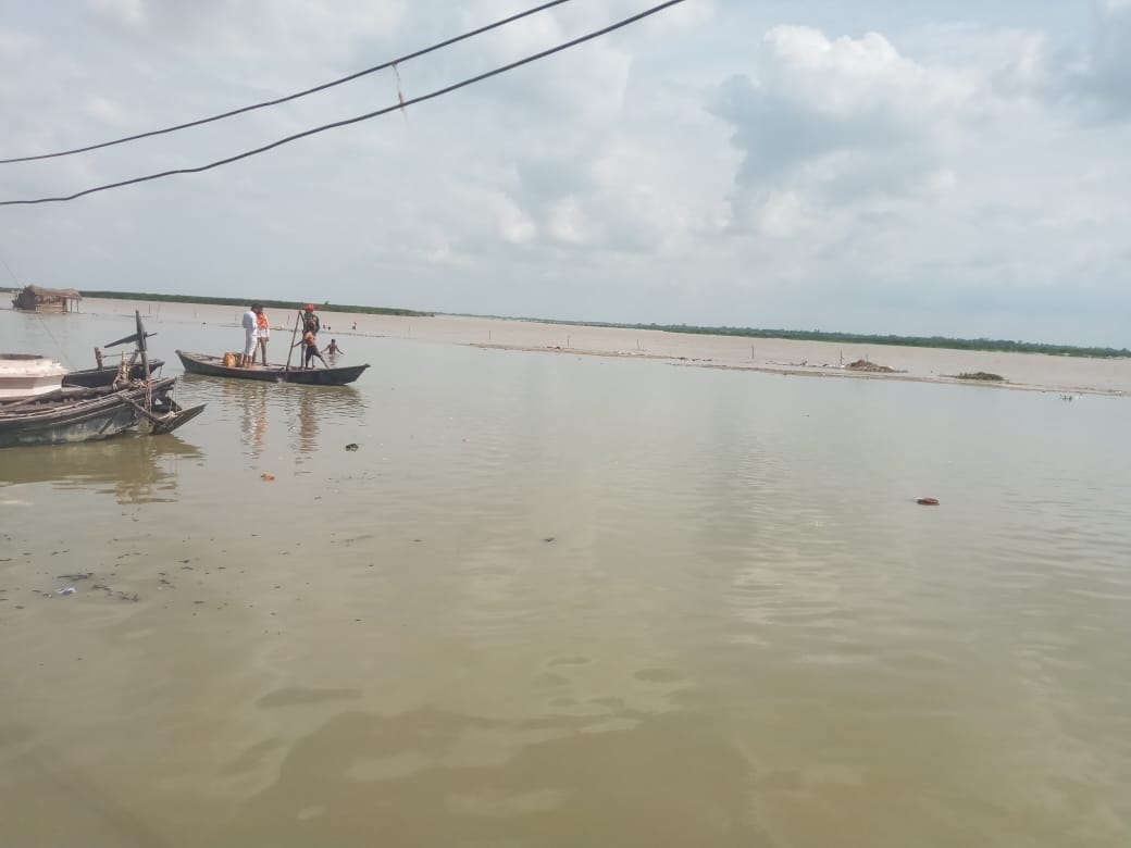Flood water reached Ramjanaki road near Kaparwar-Rudrapur and Paina.