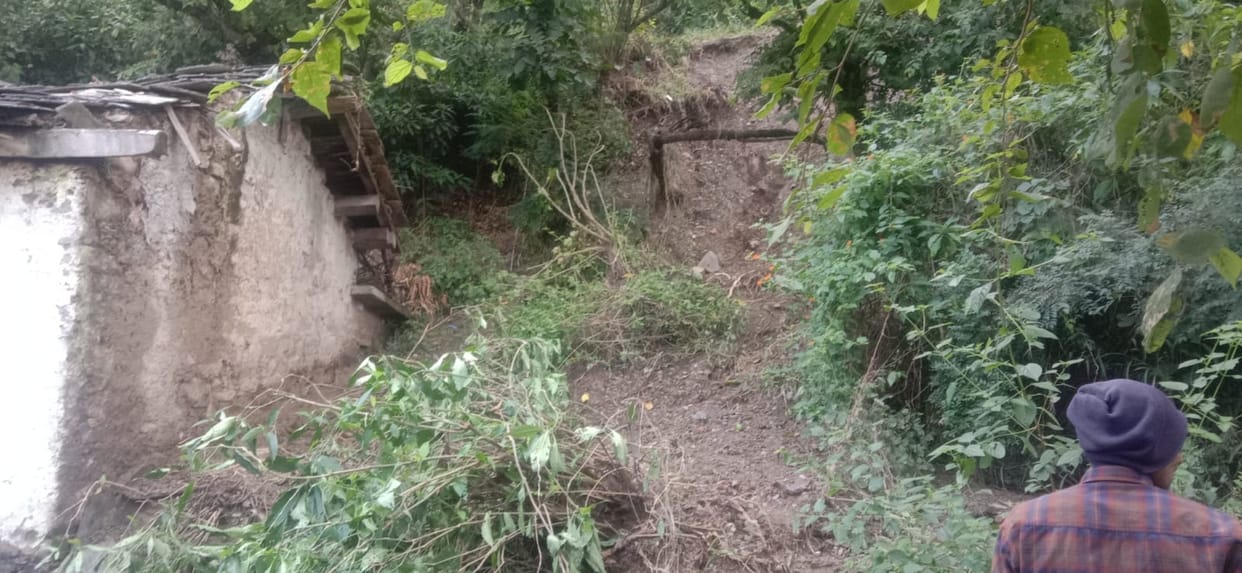 Cracks in houses forced 50 families of Chamanpur to leave their homes.