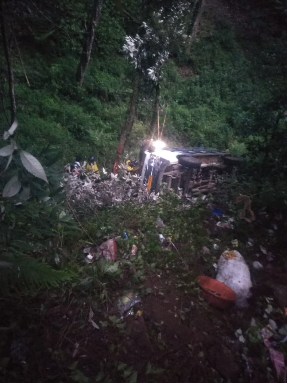District Panchayat's garbage vehicle meets with accident, three injured