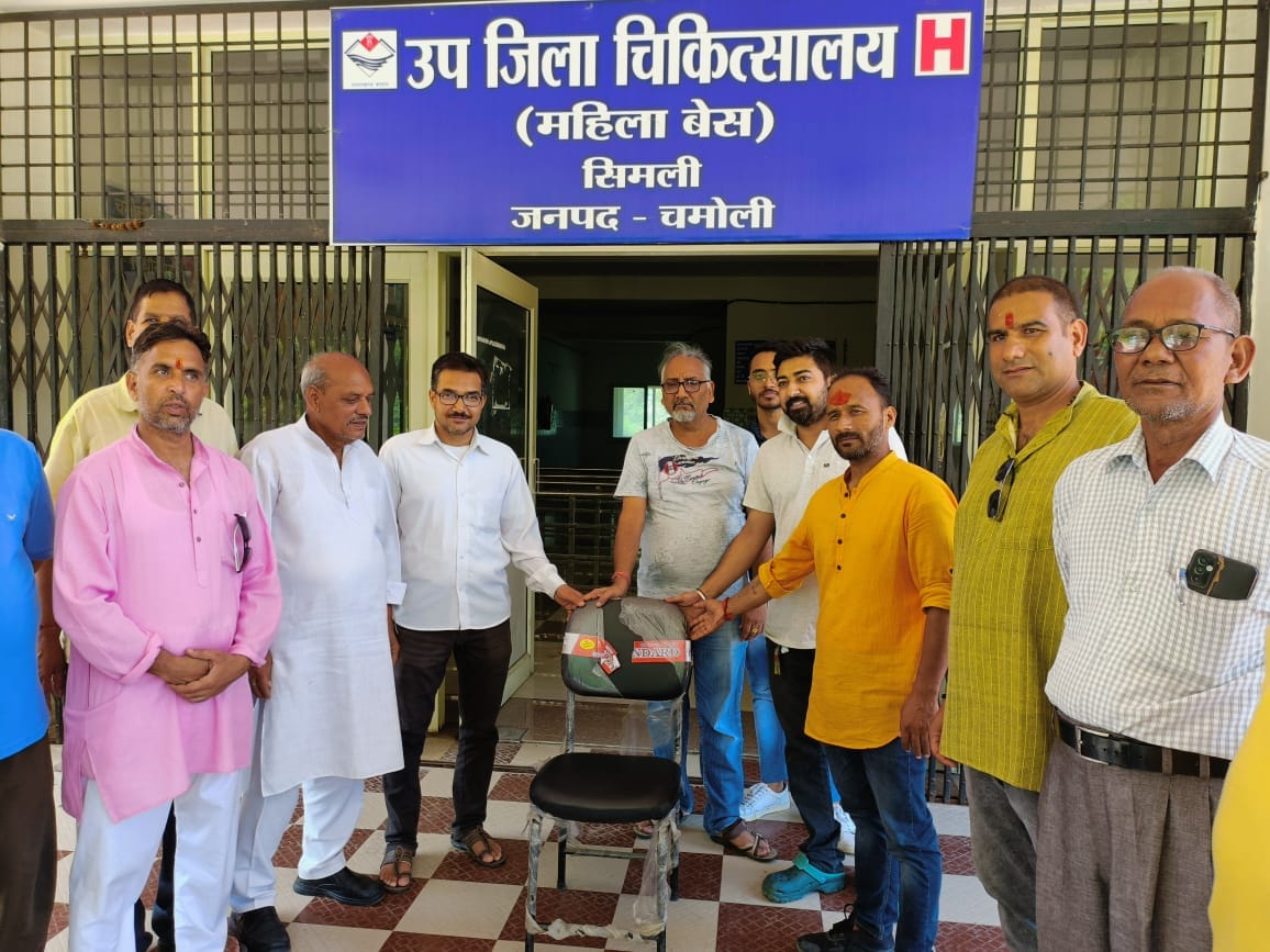 Gandhigiri of Sangharsh Samiti, gave a chair to the hospital