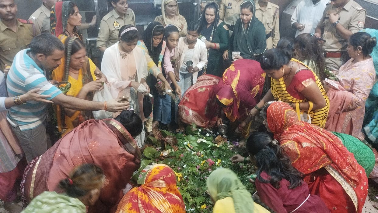 On the first day of Sawan, 50 thousand devotees performed Jalabhishek of Lord Shiva.