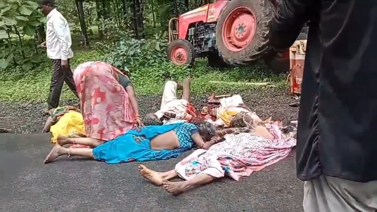 Khandwa: A high speed tractor trolley carrying villagers overturned
