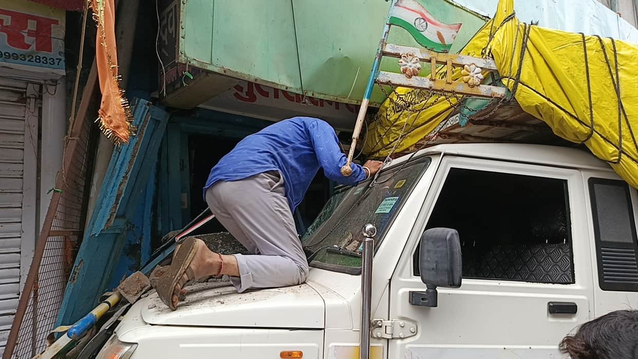 Big accident in Rajgarh, brake failed, truck rammed into medical shop with pickup