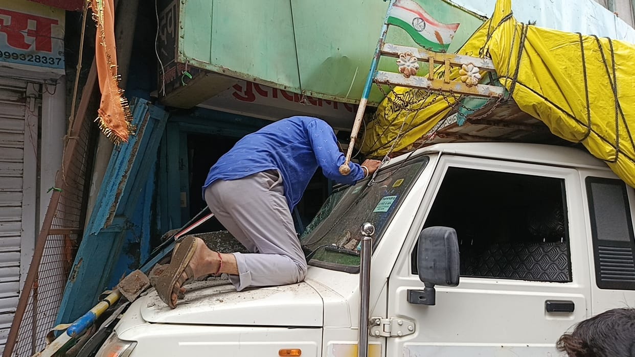 Big accident in Rajgarh, brake failed, truck rammed into medical shop with pickup