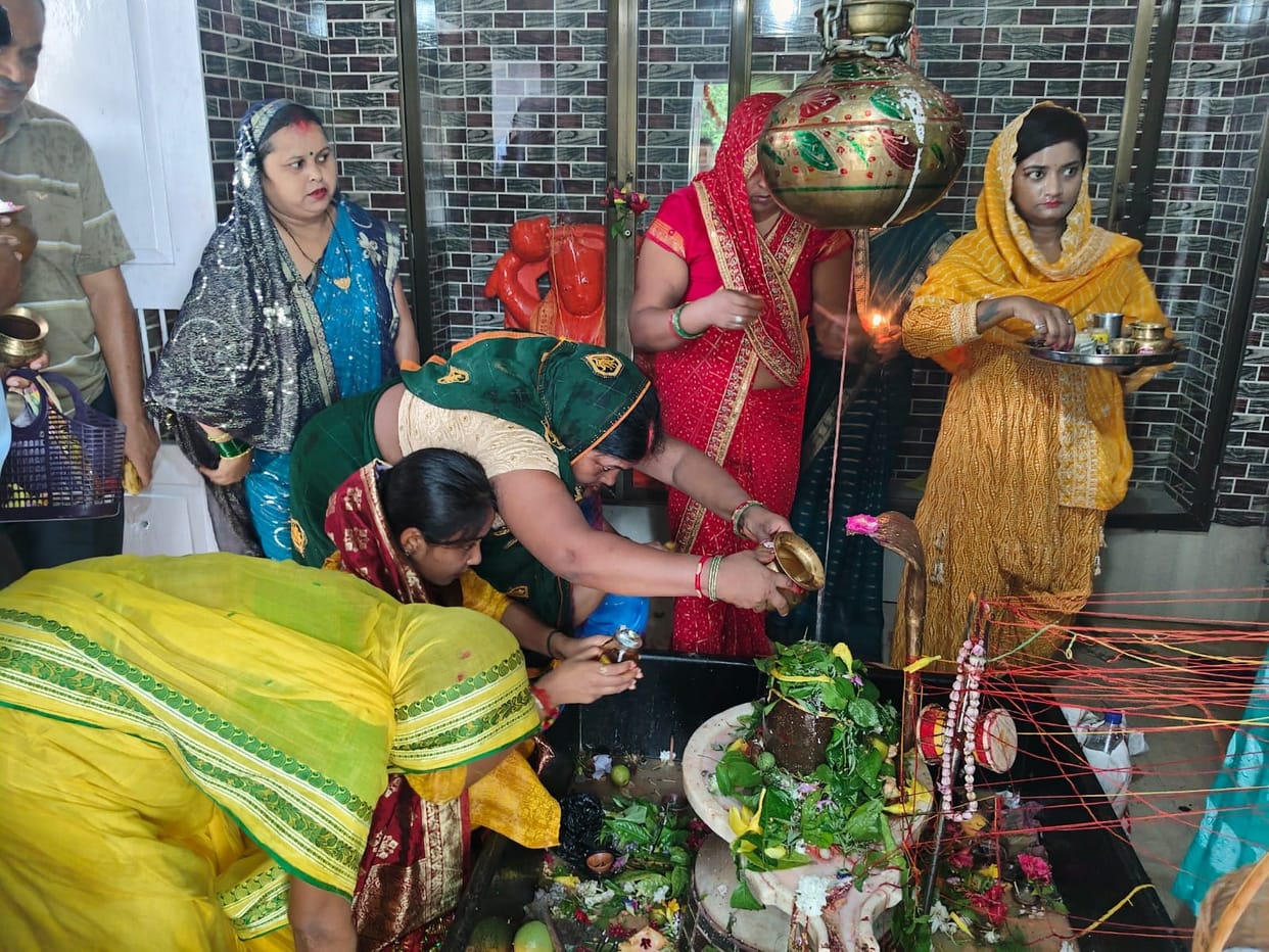 Queue of devotees, Shiva temple echoed with 'Har Har Mahadev'