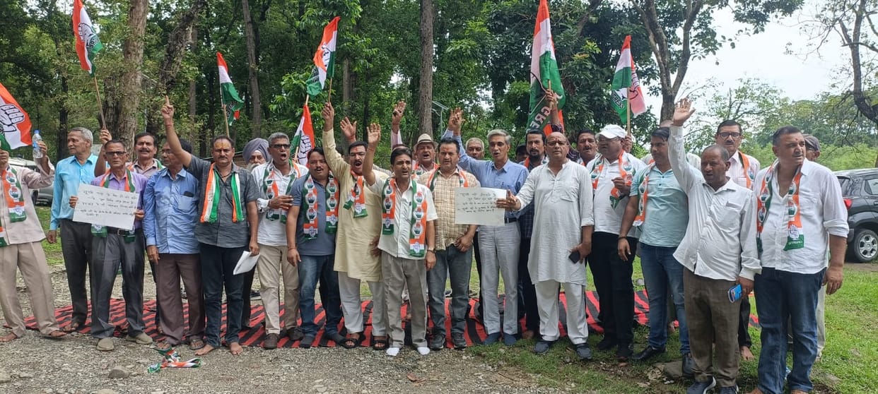 Congressmen staged a sit-in protest to build a bridge over Sher and Surya drain