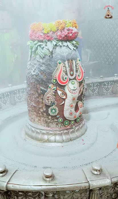 Ujjain News: पहले श्रीगणेश के रूप में शृंगार किया गया और फिर बाबा महाकाल ने भस्म रमाई