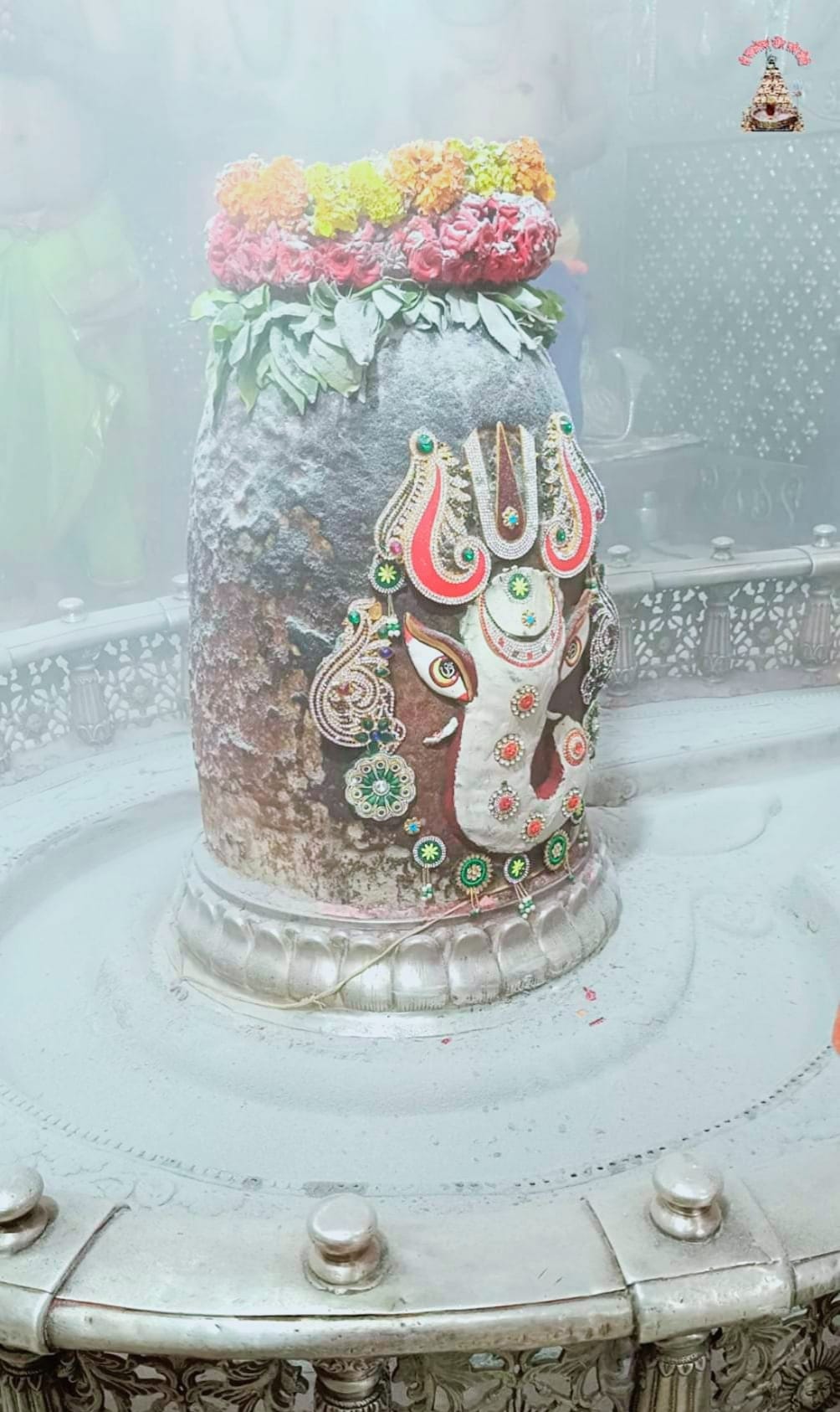 First the decoration was done in the form of Shri Ganesh and then Baba Mahakal spread ashes