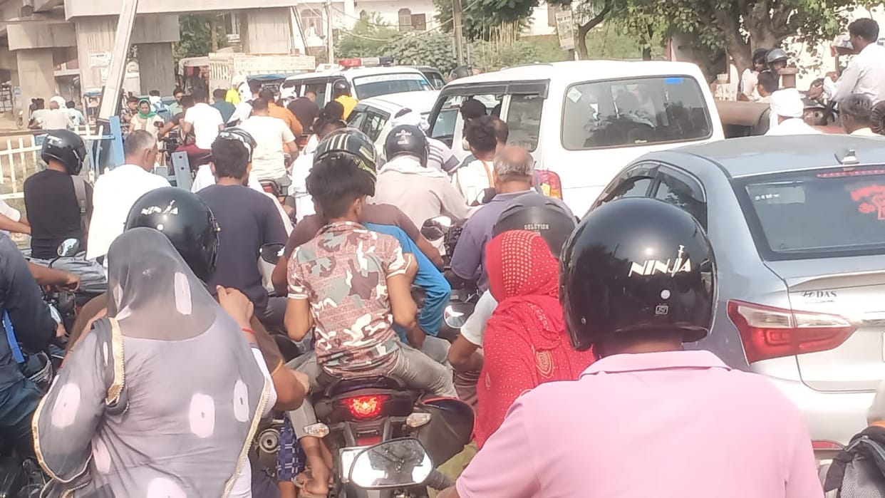 Heavy vehicles are entering no-entry areas in the city, population is facing traffic jam