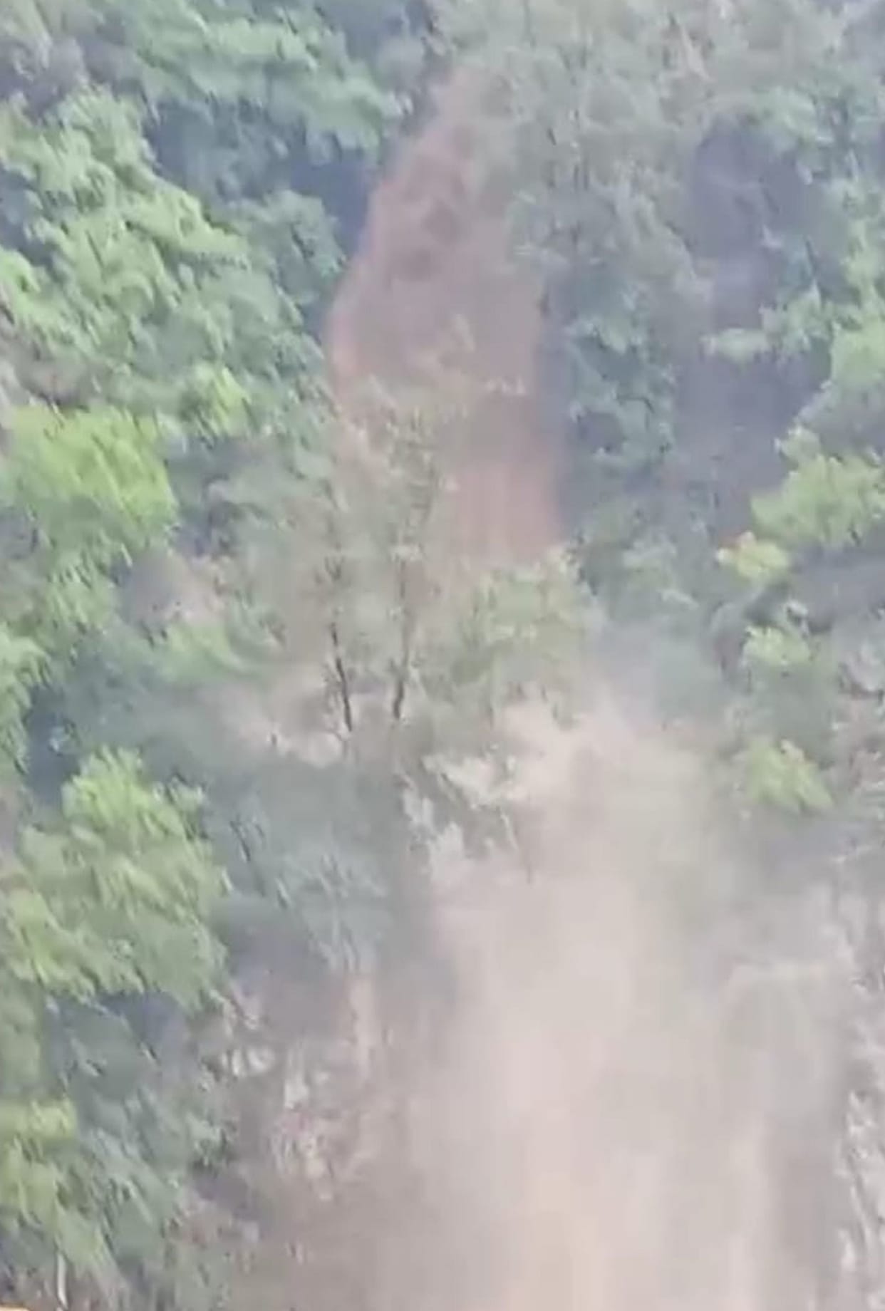 Due to increase in the water level of the drain, debris came on the road, Chamba-Taleru road remained closed for one and a half hour.