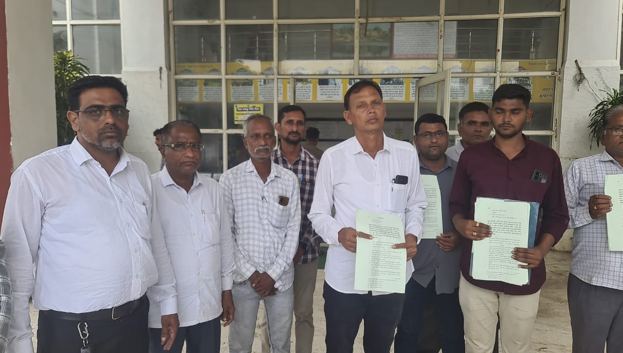 फर्जीवाड़े की शिकायत करने पहुंचे किसान