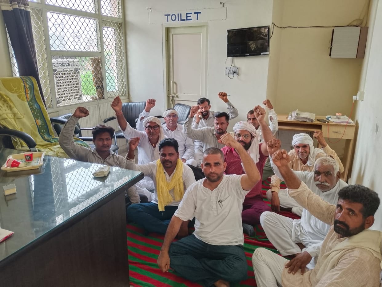 Farmers surrounded the SDO office of Electricity Corporation in Chautala.