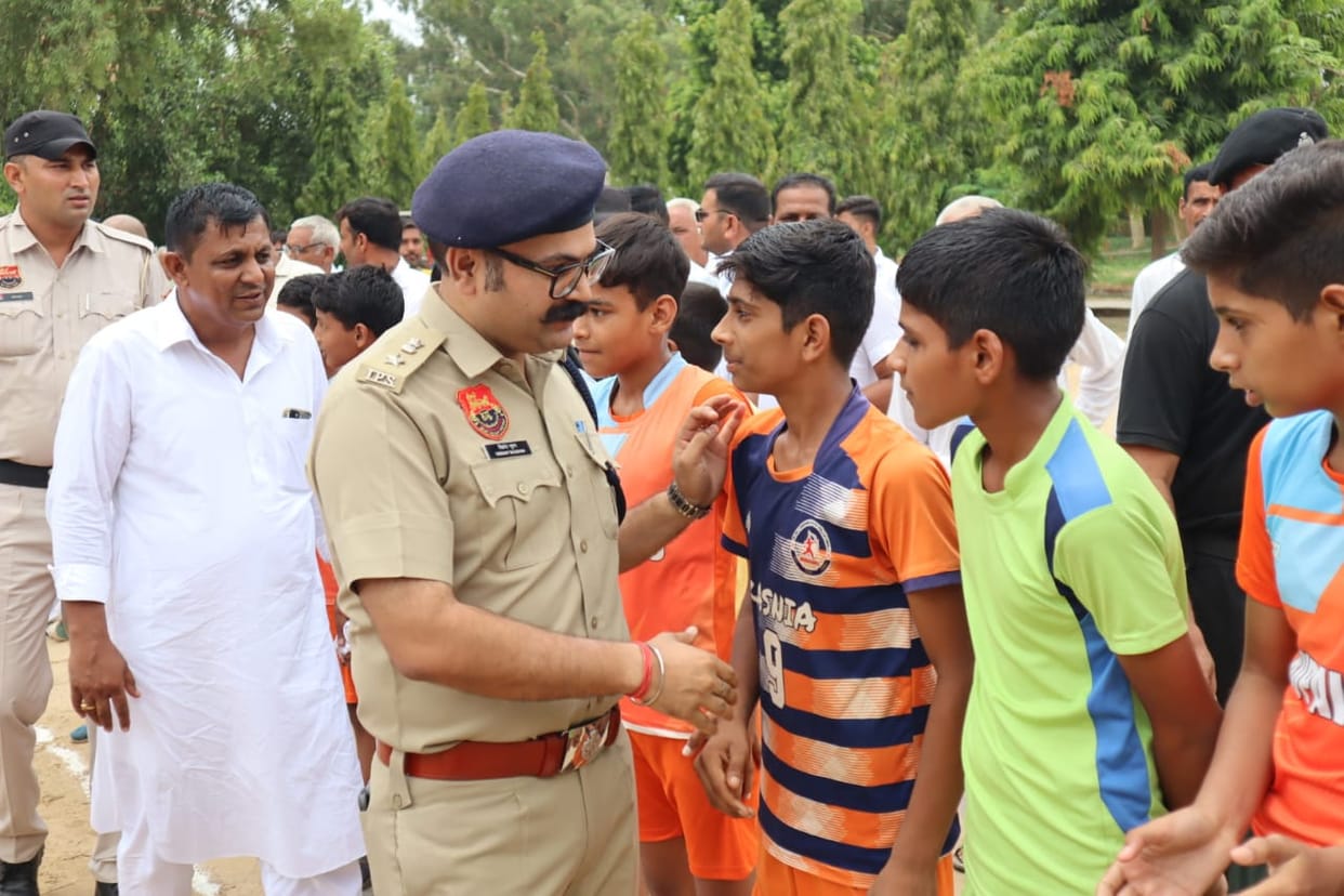 4 more villages in the district are drug free, SP honored Sarpanches by giving mementos